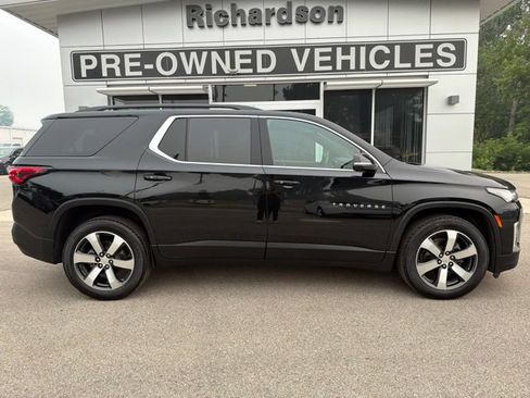 Used 2023 Chevrolet Traverse LT w/ LT Premium Package AWD/4WD image 2