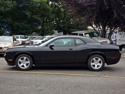 Used 2010 Dodge Challenger SE image 4