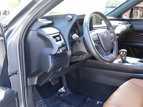 Used 2019 Lexus UX 200 image 27