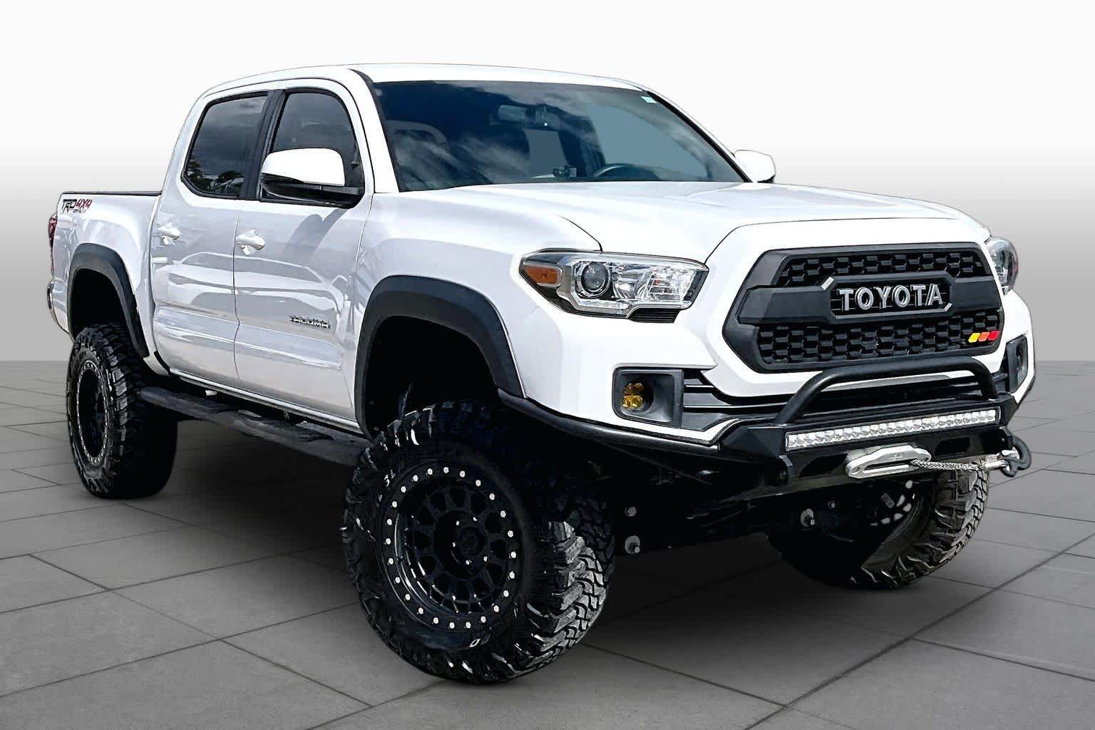 Used 2017 Toyota Tacoma TRD Off-Road w/ Tow Package (A/T) AWD/4WD image 3