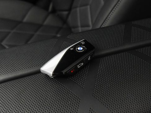 Used 2024 BMW 760i xDrive w/ Premium Package 2 image 21