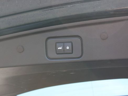 Used 2025 Nissan Pathfinder SL image 16