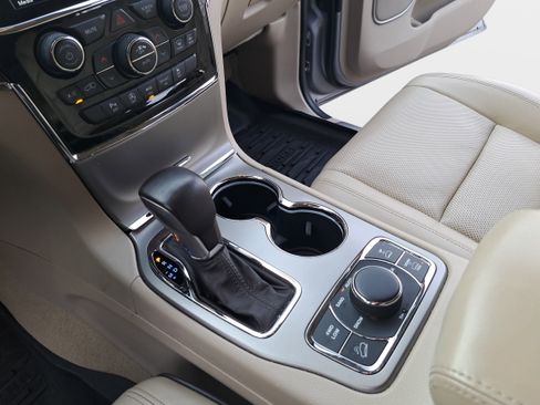 Used 2019 Jeep Grand Cherokee Overland AWD/4WD image 24