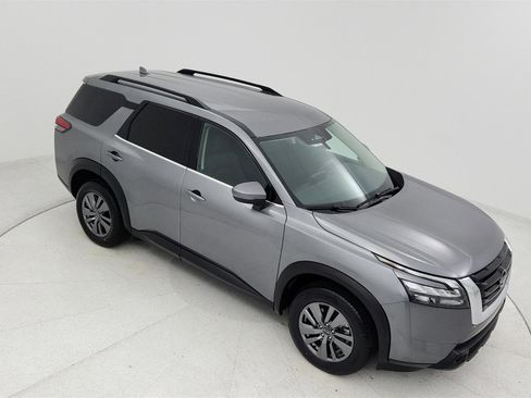 Used 2025 Nissan Pathfinder SV image 18
