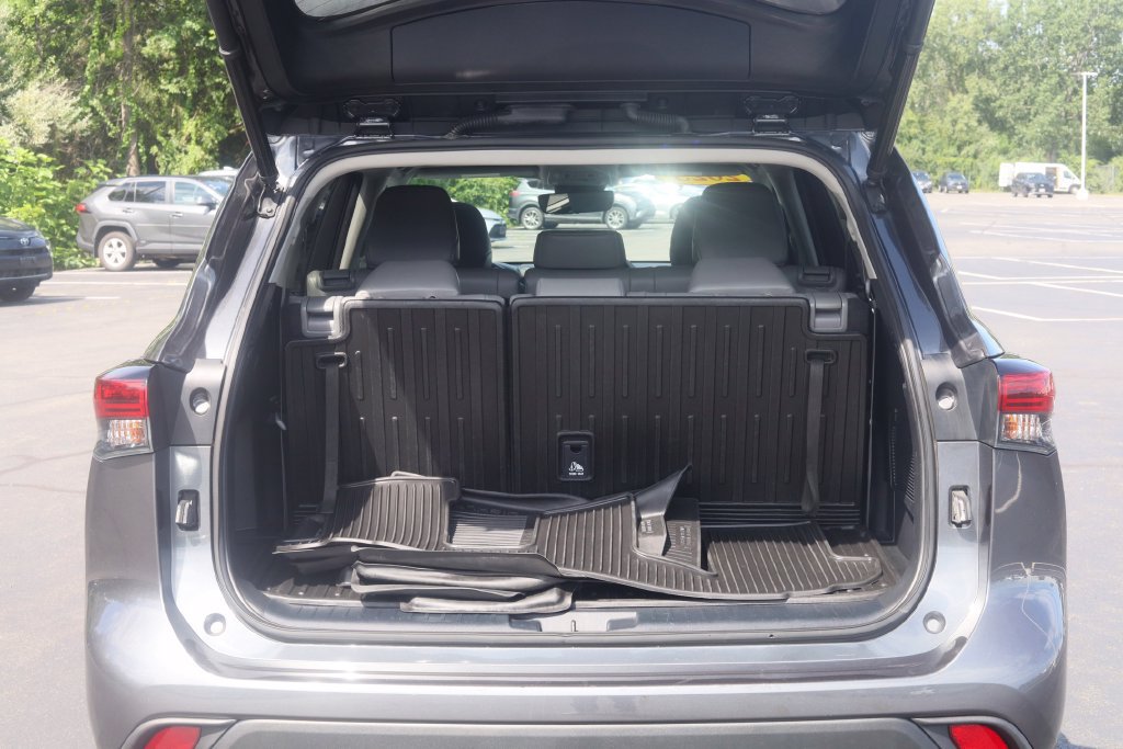 Used 2023 Toyota Highlander XLE AWD/4WD image 28
