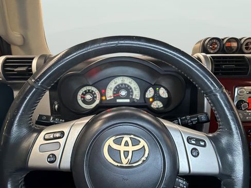 Used 2011 Toyota FJ Cruiser 2WD w/ Upgrade Pkg image 28