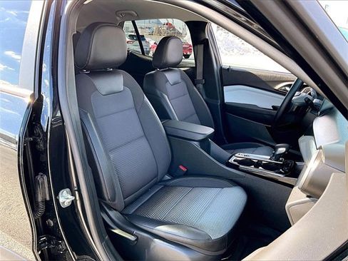 Used 2025 Chevrolet Trax LT w/ LT Convenience Package image 11