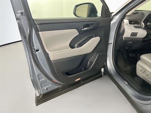 Used 2022 Toyota Highlander XLE image 17