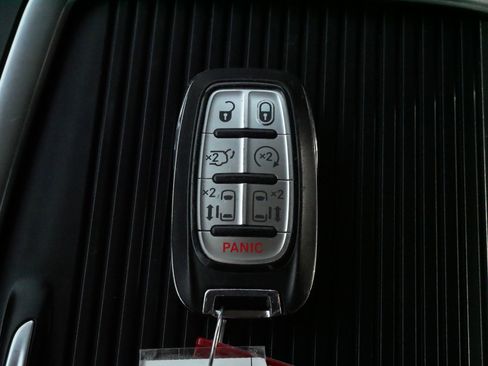 Used 2023 Chrysler Pacifica Touring-L image 31