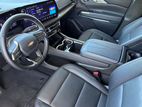 Used 2025 Chevrolet Traverse LT FWD image 5