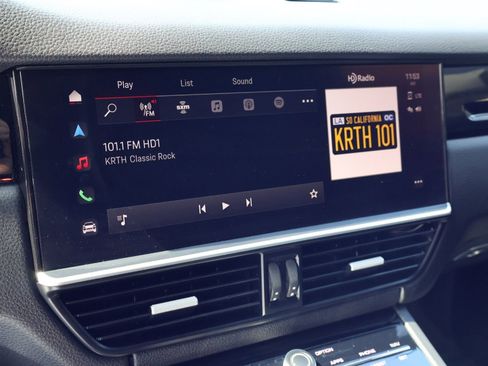 Certified 2023 Porsche Cayenne Platinum Edition image 16