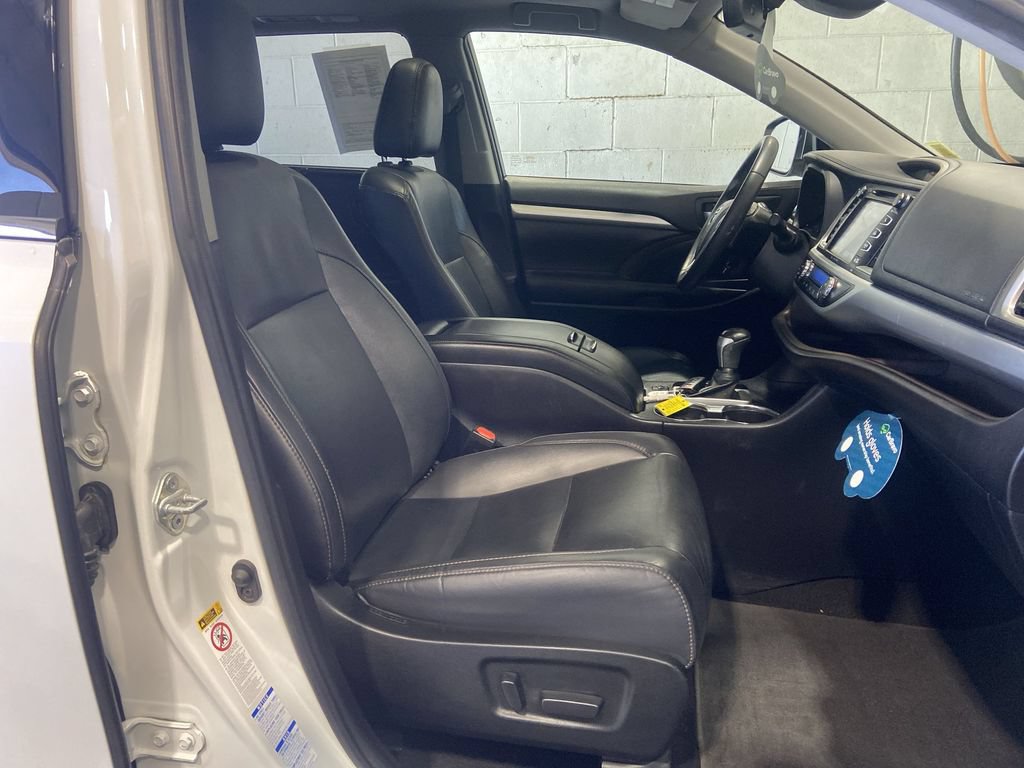 Used 2019 Toyota Highlander XLE AWD/4WD image 28