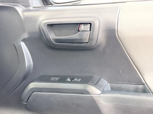 Used 2020 Toyota Tacoma SR AWD/4WD image 34