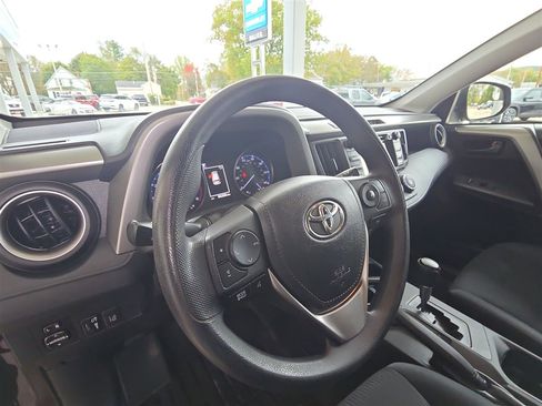 Used 2018 Toyota RAV4 LE image 10