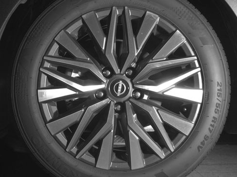 Used 2025 Nissan Altima 2.5 SV FWD image 12