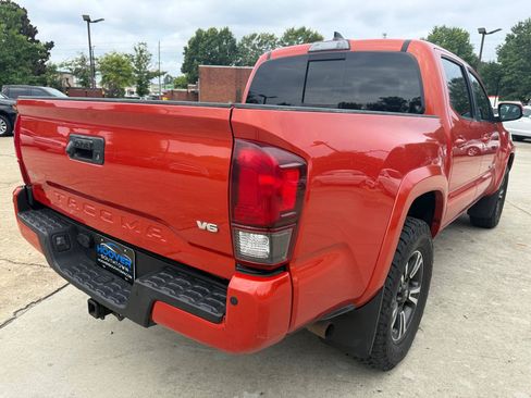 Used 2018 Toyota Tacoma TRD Sport w/ Technology Package AWD/4WD image 3