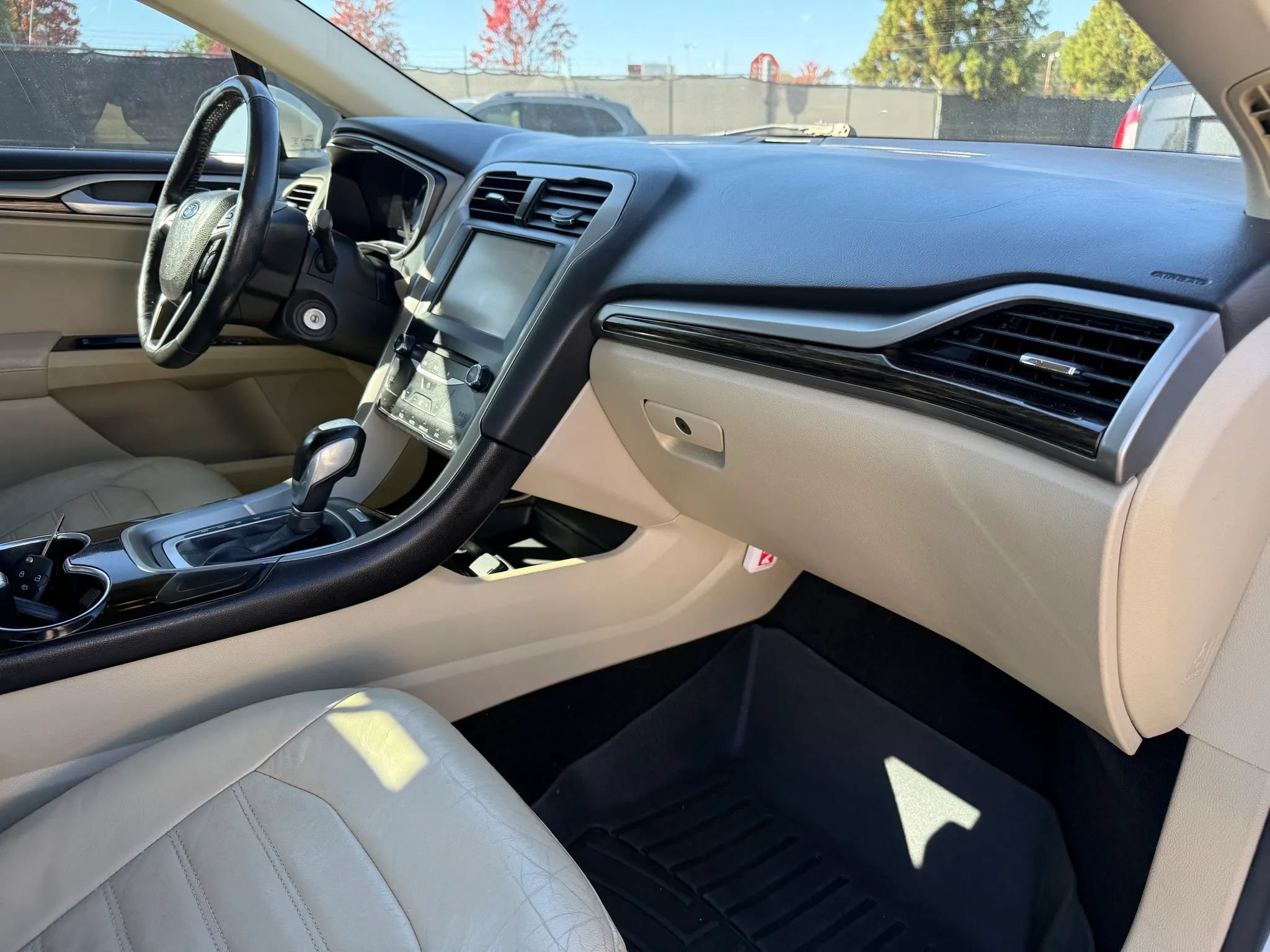 Used 2014 Ford Fusion SE w/ Equipment Group 202A FWD image 19