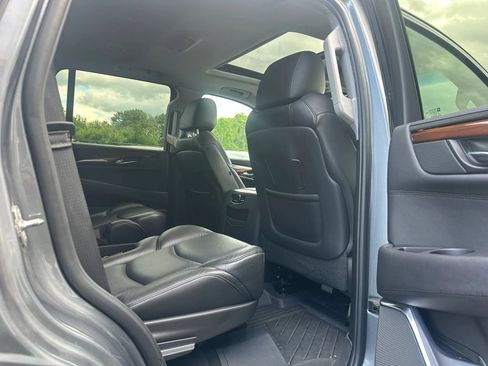 Used 2019 Cadillac Escalade Luxury AWD/4WD image 17