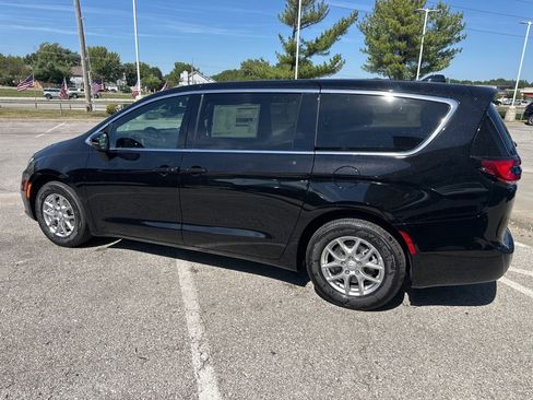 New 2026 Chrysler Pacifica Select image 21