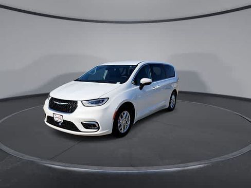 Used 2023 Chrysler Pacifica Touring-L FWD image 3