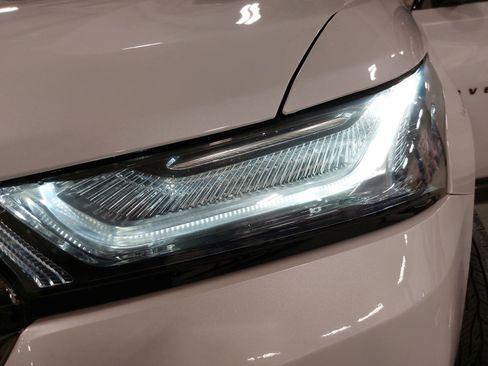 Used 2023 Chevrolet Traverse Premier w/ Redline Edition image 34