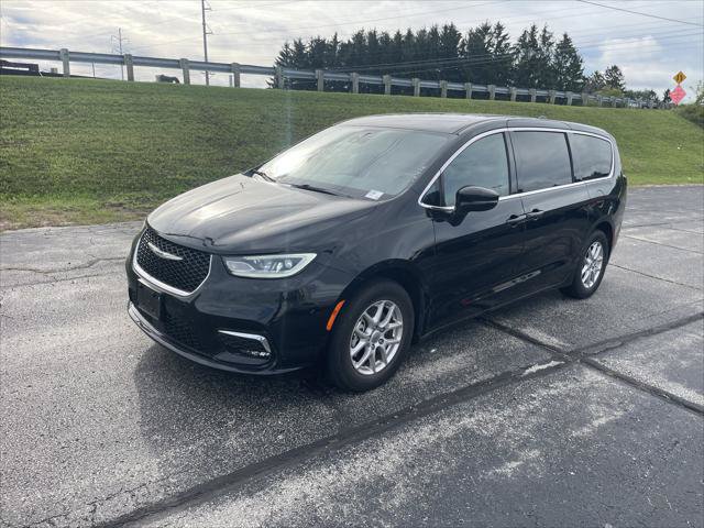 Certified 2025 Chrysler Pacifica Select FWD image 1