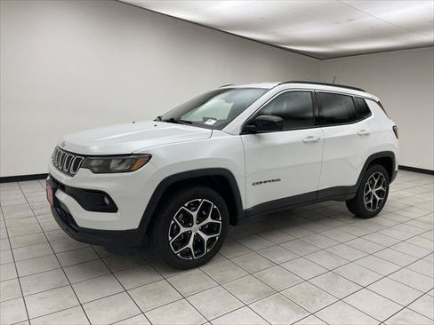 Certified 2024 Jeep Compass Latitude AWD/4WD image 1