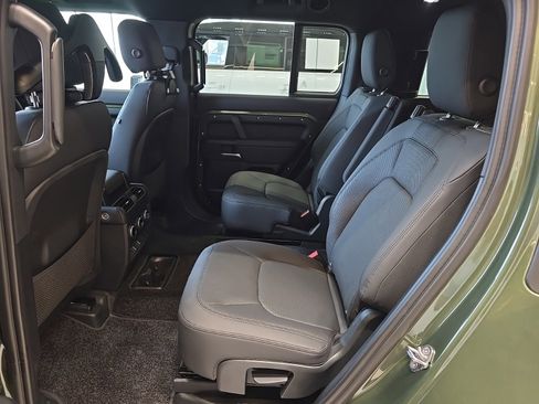 New 2026 Land Rover Defender 130 X-Dynamic SE image 8