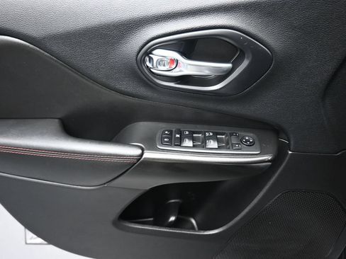 Used 2019 Jeep Cherokee Trailhawk AWD/4WD image 10