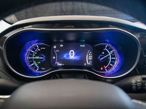 Used 2023 Chrysler Pacifica Limited FWD image 30