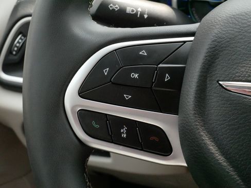 Used 2023 Chrysler Pacifica Touring-L FWD image 26