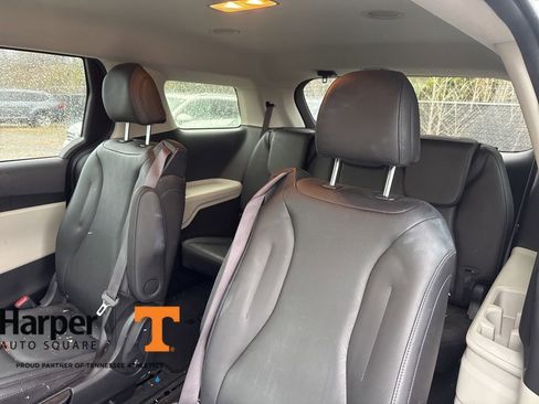 Used 2022 Kia Carnival LX image 9