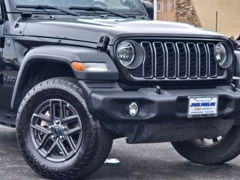 Used 2025 Jeep Wrangler Unlimited Sport AWD/4WD image 3