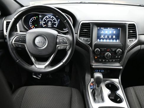 Used 2018 Jeep Grand Cherokee Laredo image 4