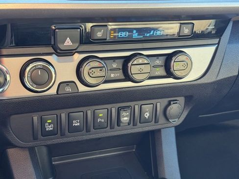 Used 2017 Toyota Tacoma Limited image 33