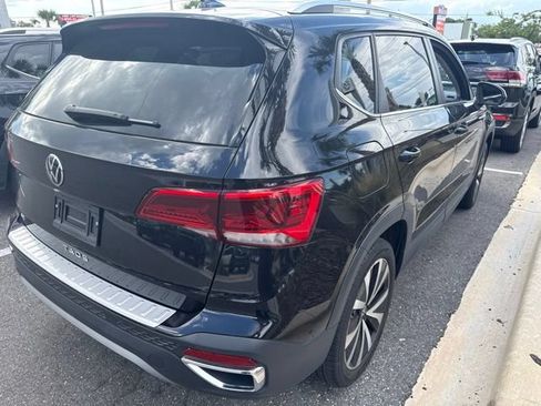 Certified 2023 Volkswagen Taos SE w/ Panoramic Sunroof Package FWD image 9