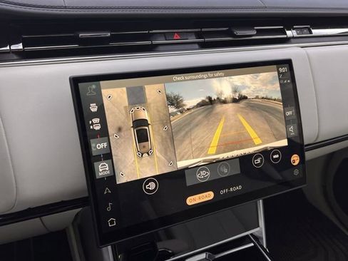 Used 2025 Land Rover Range Rover Long Wheelbase Autobiography image 16