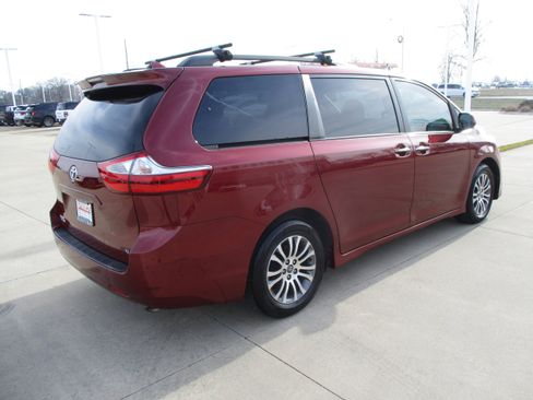 Used 2018 Toyota Sienna XLE Premium image 5
