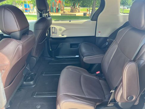 Used 2024 Toyota Sienna Platinum FWD image 30
