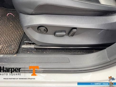 Used 2024 Volkswagen Tiguan SE w/ Panoramic Sunroof Package image 18