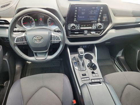 Used 2022 Toyota Highlander LE AWD/4WD image 11