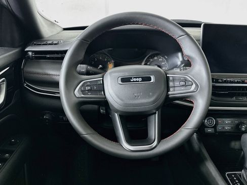 Used 2025 Jeep Compass Trailhawk AWD/4WD image 18