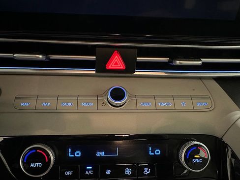 Used 2025 Hyundai Elantra Limited FWD image 29