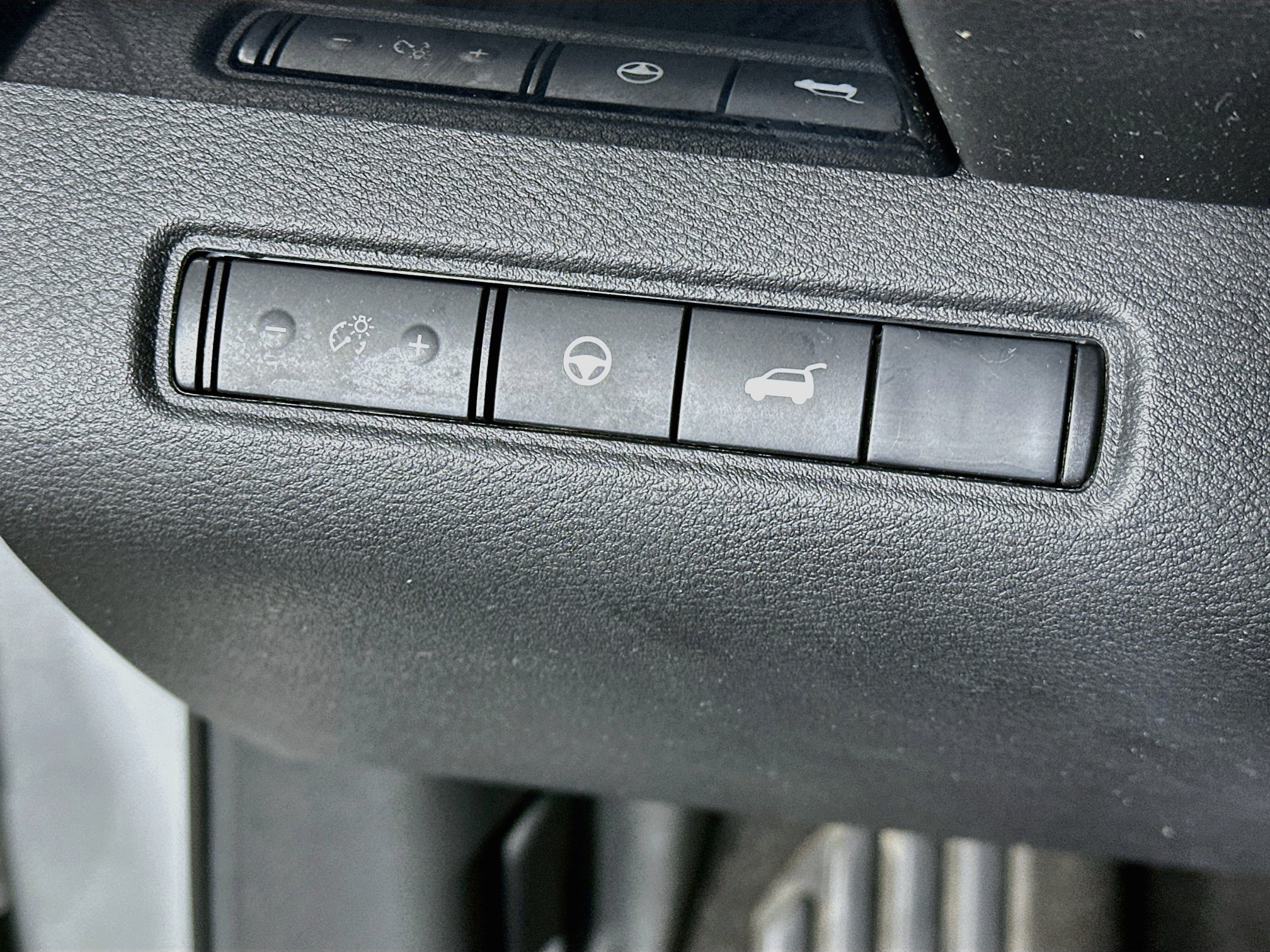 Used 2025 Nissan Pathfinder SV FWD image 17