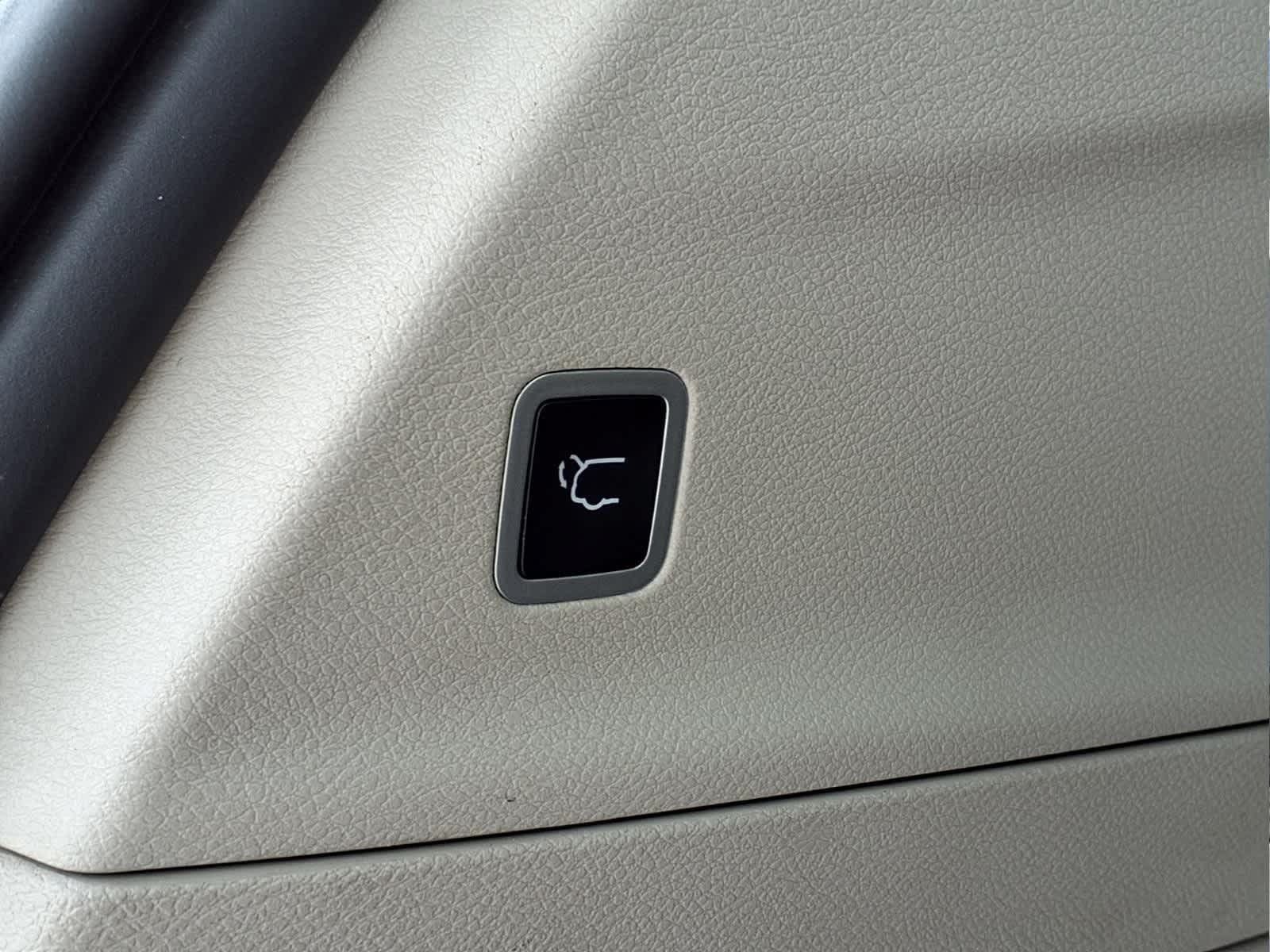 Used 2024 Chrysler Pacifica Touring-L FWD image 6