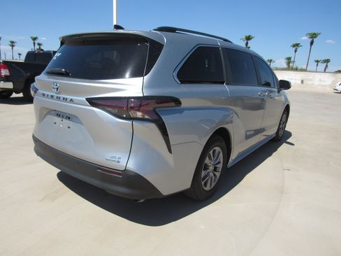 Used 2024 Toyota Sienna XLE FWD image 3