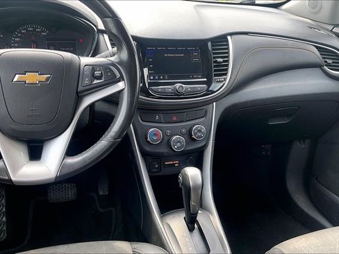 Used 2020 Chevrolet Trax LT w/ LT Convenience Package FWD image 9