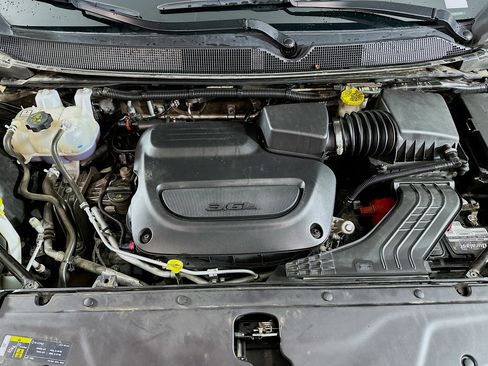 Used 2024 Chrysler Pacifica Touring-L image 34