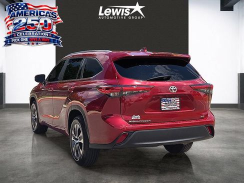 Used 2023 Toyota Highlander XLE FWD image 3