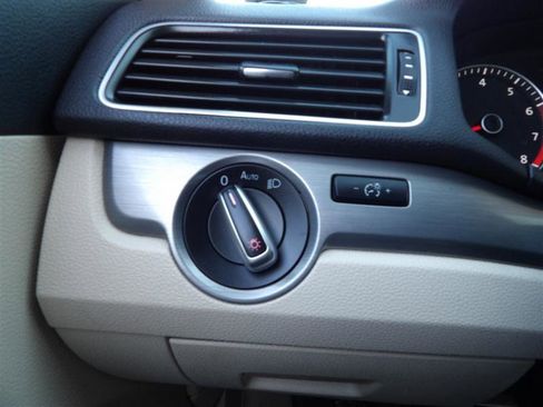 Used 2014 Volkswagen Passat 1.8T SE image 25